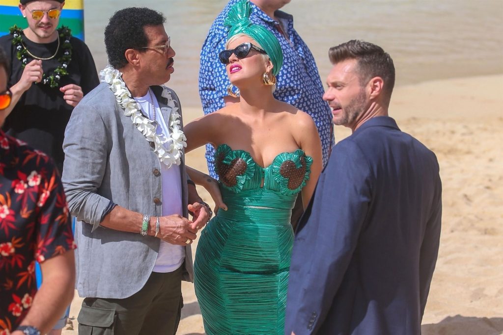 Sexy Katy Perry Pictures from the Set of the Latest American Idol Season gallery, pic 60