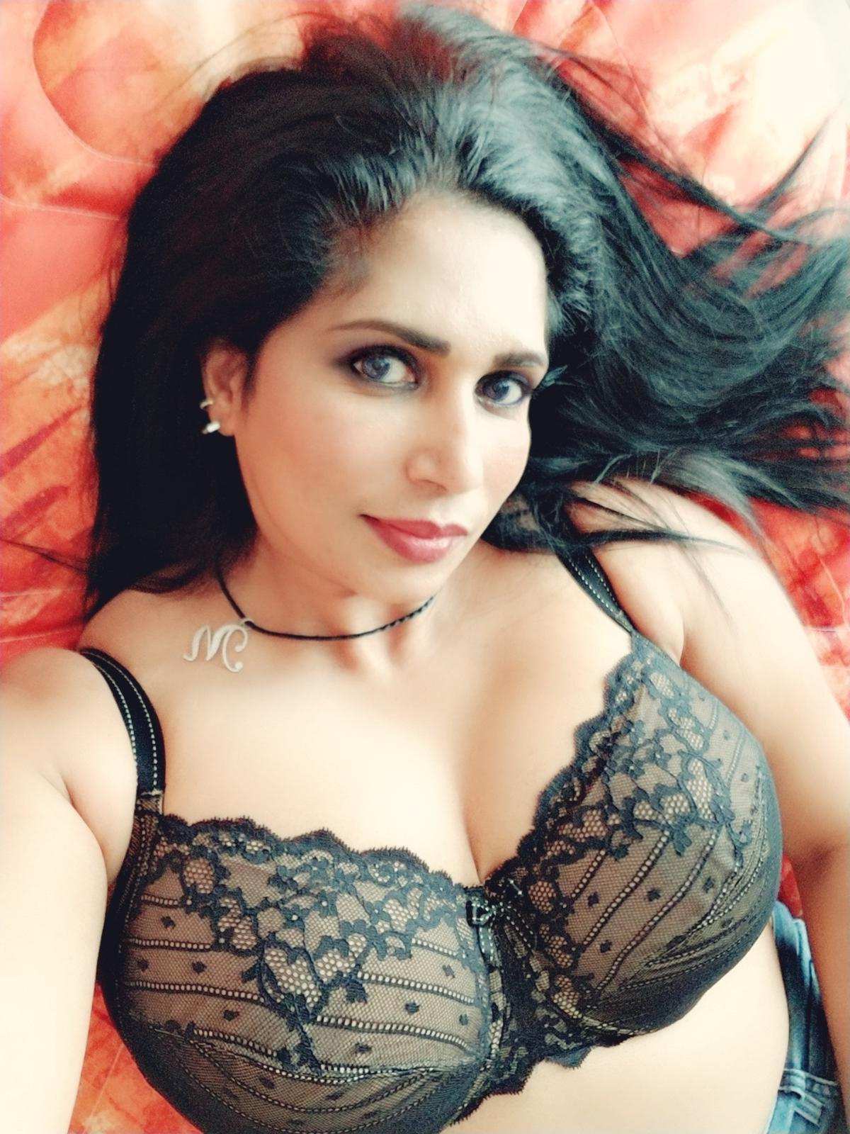 Busty Indian MILF Hottie Mini Richard Shows Her Tits for You - The ...
