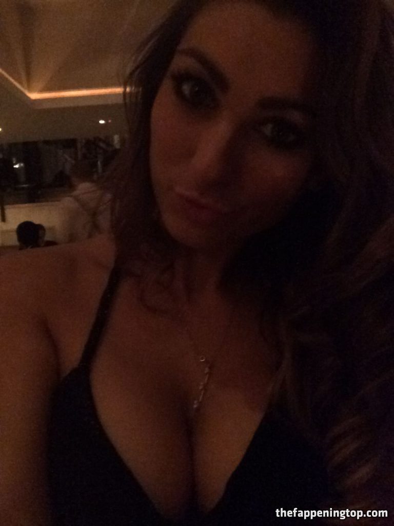 Luisa Zissman Shows Her Huge Tits and Masturbates Furiously gallery, pic 122