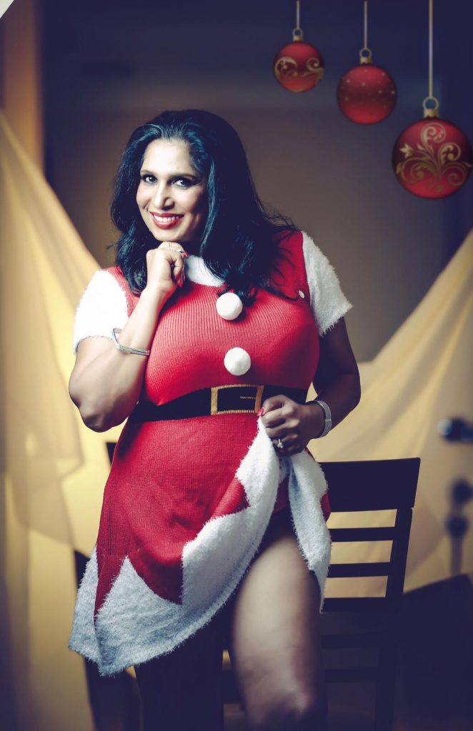 Chubby Indian Auntie Mini Richard Shows her Ass on Christmass gallery, pic 4