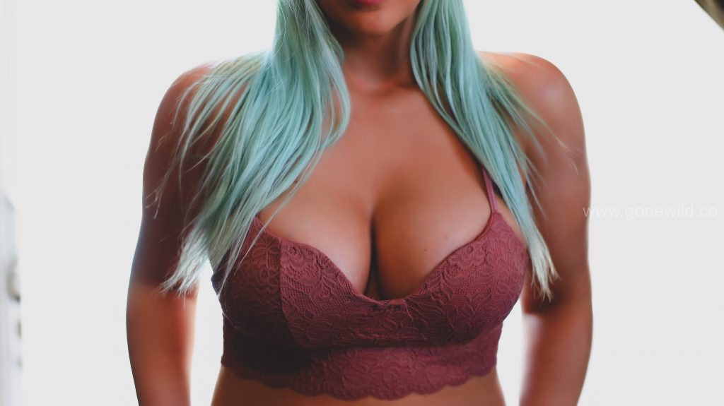 Busty Bimbo Tara Babcock Showing Her Tits in Various Bras gallery, pic 4