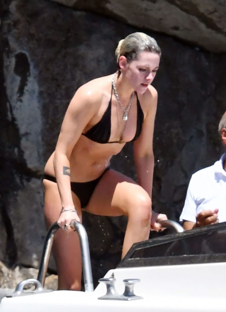 Kristen Stewart Sunbathing Topless on a Yacht  gallery, pic 26