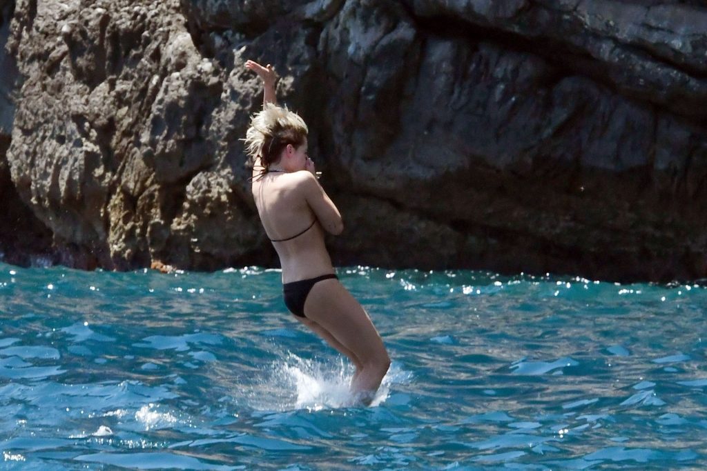 Kristen Stewart Sunbathing Topless on a Yacht  gallery, pic 98