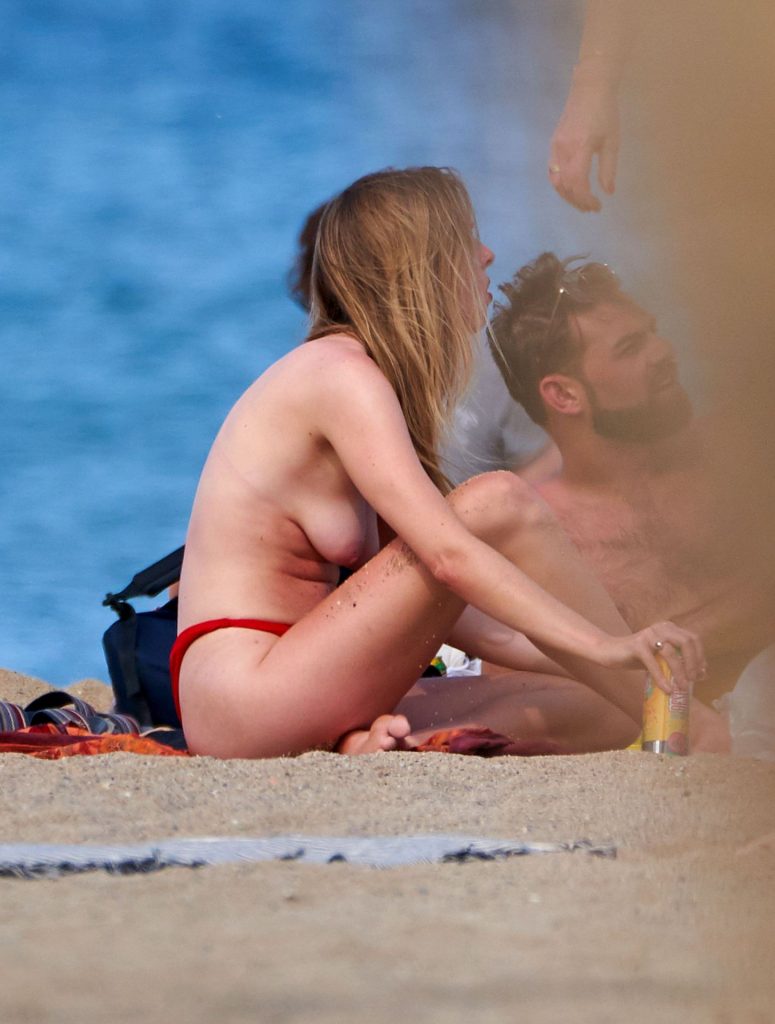Brazen Beauty Diana Vickers Goes Topless on a Crowded Beach gallery, pic 6