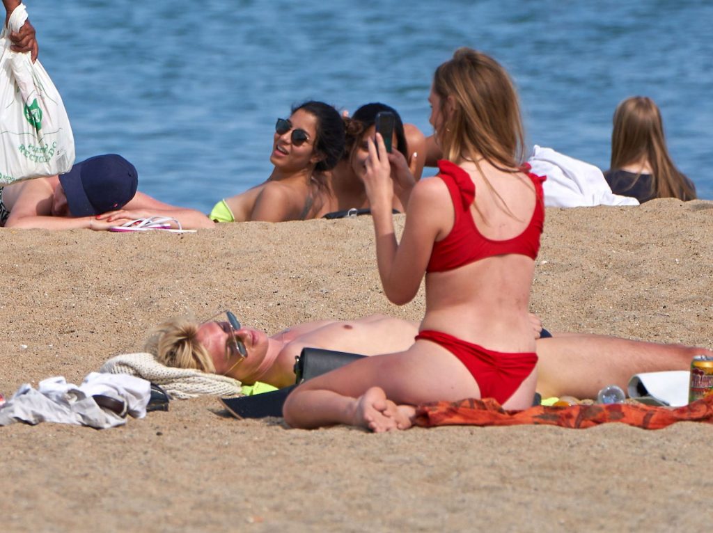 Brazen Beauty Diana Vickers Goes Topless on a Crowded Beach gallery, pic 10