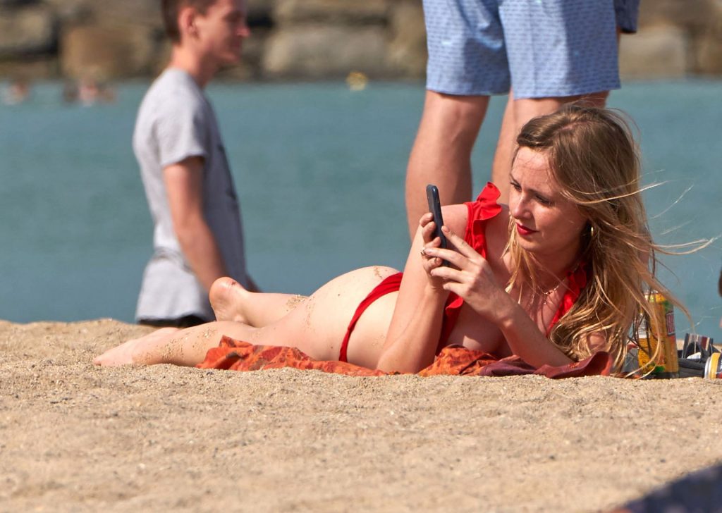 Brazen Beauty Diana Vickers Goes Topless on a Crowded Beach gallery, pic 12