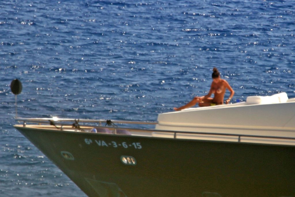 Buxom Beauty Francesca Sofia Novello Sunbathing Topless gallery, pic 22