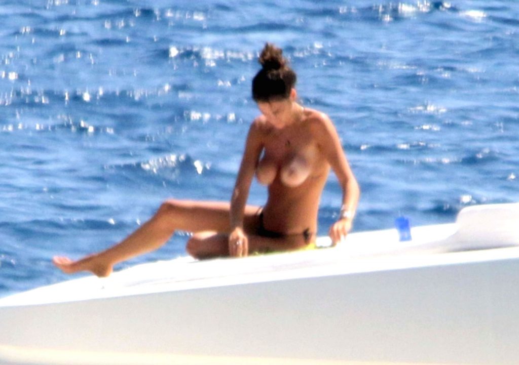 Buxom Beauty Francesca Sofia Novello Sunbathing Topless gallery, pic 4