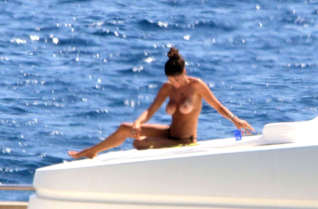 Buxom Beauty Francesca Sofia Novello Sunbathing Topless gallery, pic 6