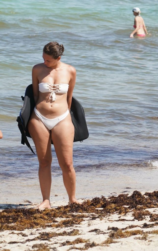 Julieanna Goddard (YesJulz) Shows Her Curves in a White Bikini gallery, pic 2