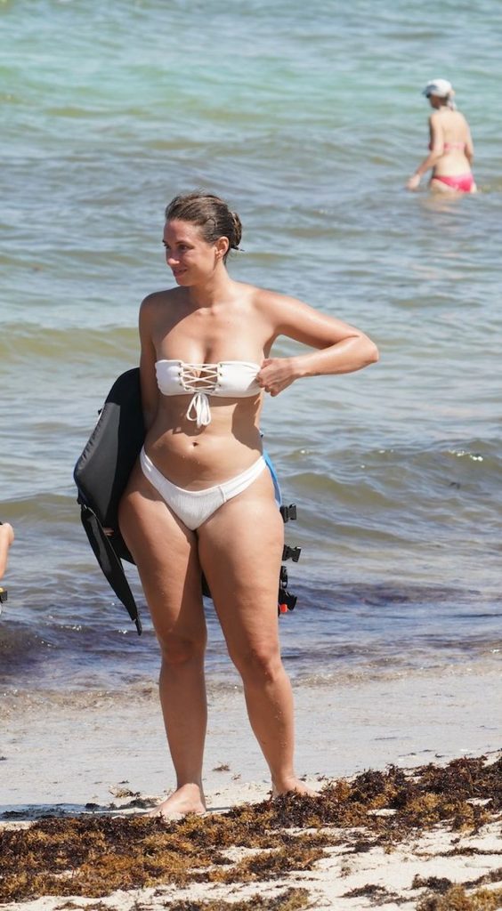 Julieanna Goddard (YesJulz) Shows Her Curves in a White Bikini gallery, pic 8