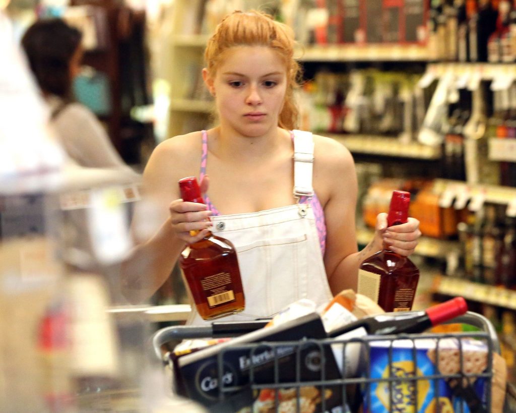 Young Beauty Ariel Winter Looks Busty While Buying Booze gallery, pic 44
