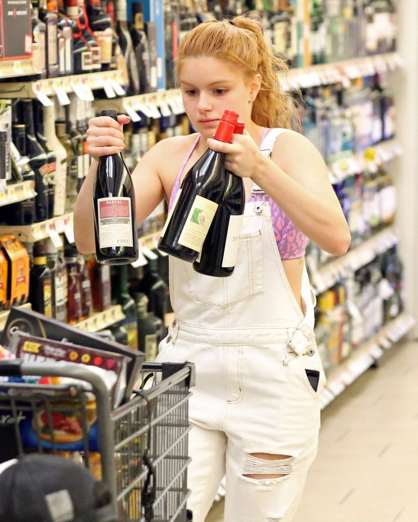 Young Beauty Ariel Winter Looks Busty While Buying Booze gallery, pic 46