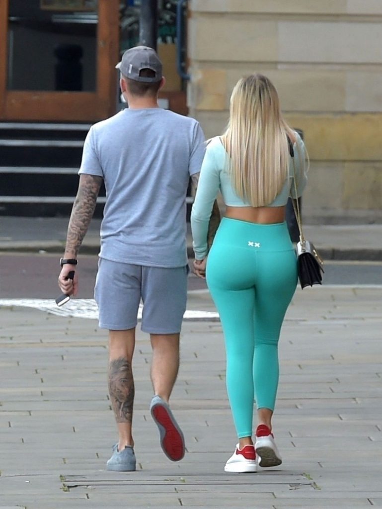 Curvaceous Blonde Chloe Ferry Flaunting It in a Skintight Outfit gallery, pic 20