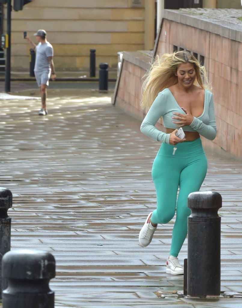 Curvaceous Blonde Chloe Ferry Flaunting It in a Skintight Outfit gallery, pic 12