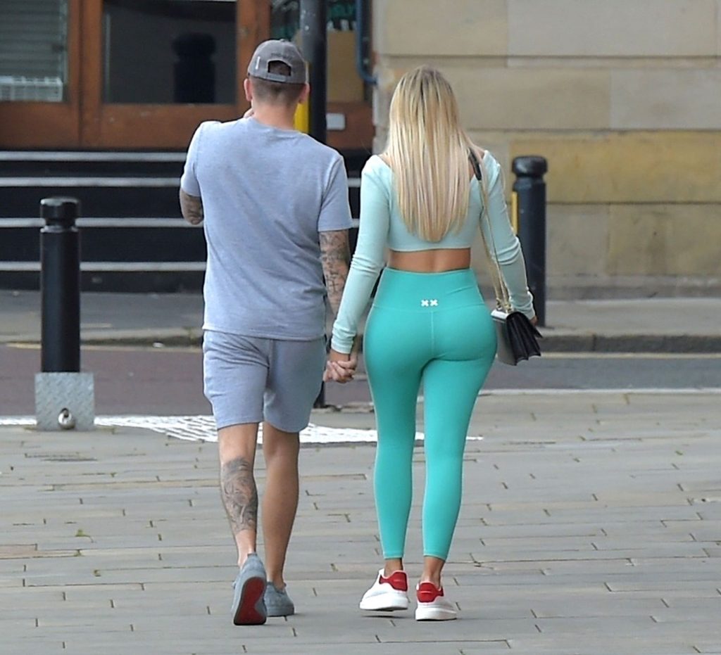 Curvaceous Blonde Chloe Ferry Flaunting It in a Skintight Outfit gallery, pic 16