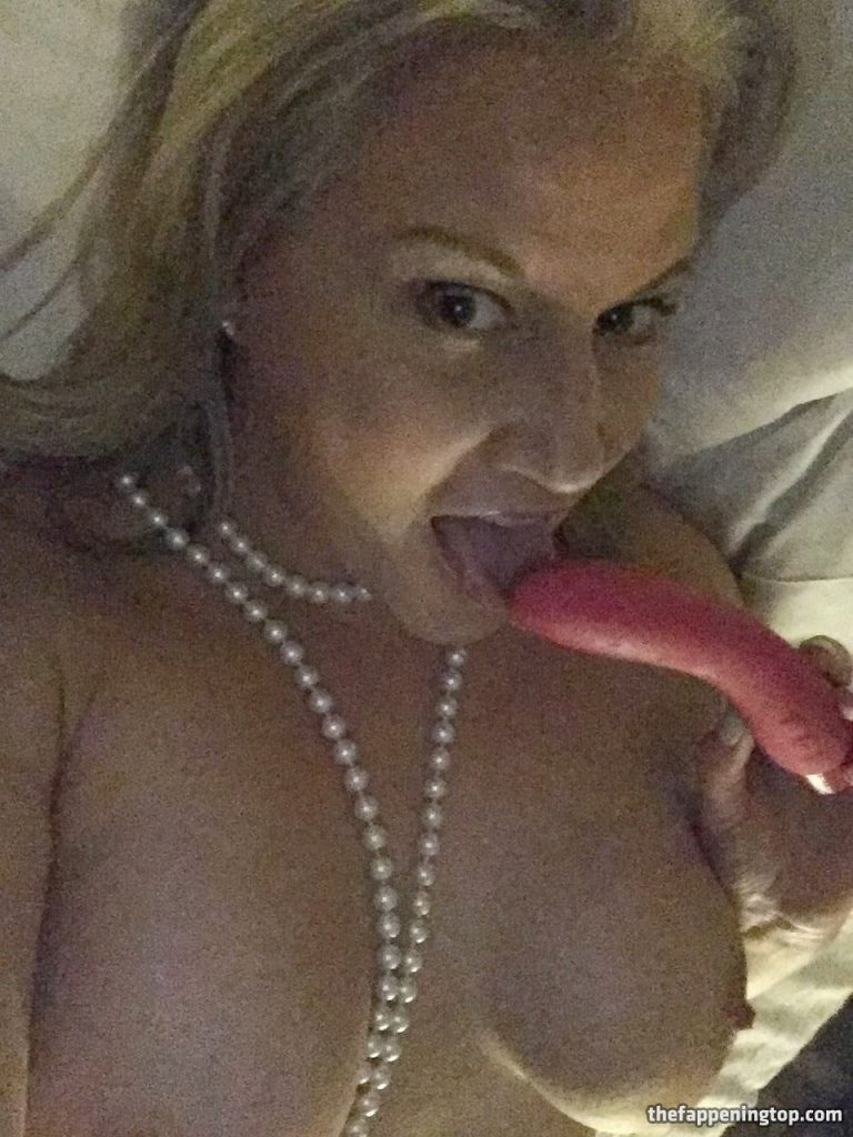 Tammy Lynn Sytch Shows Her Fat Boobs and Mature Cunt gallery, pic 12