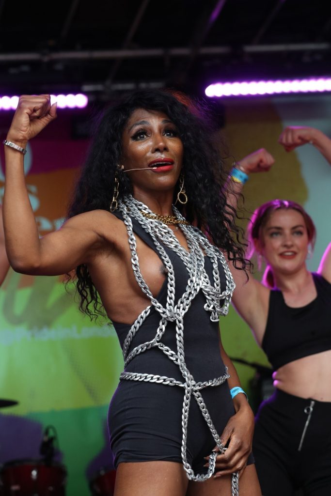 Mature Singer Sinitta Suffers a Wardrobe Malfunction on Stage gallery, pic 22