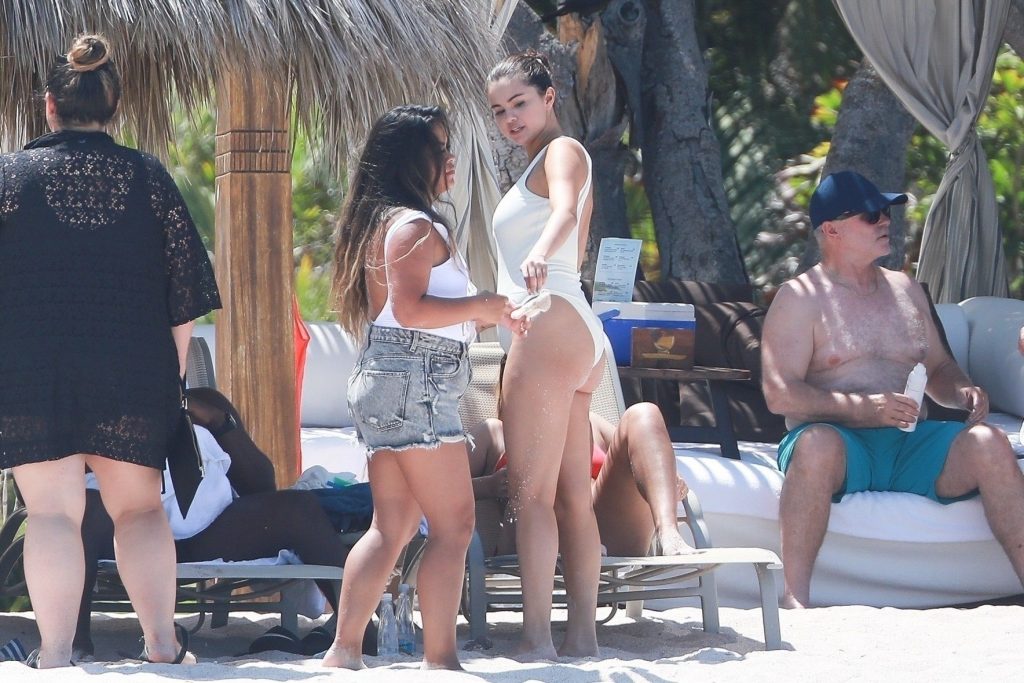 Selena Gomez Flashes Her Meaty Booty in a One-Piece Swimsuit gallery, pic 34