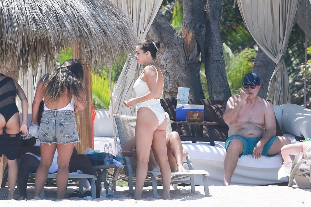 Selena Gomez Flashes Her Meaty Booty in a One-Piece Swimsuit gallery, pic 36