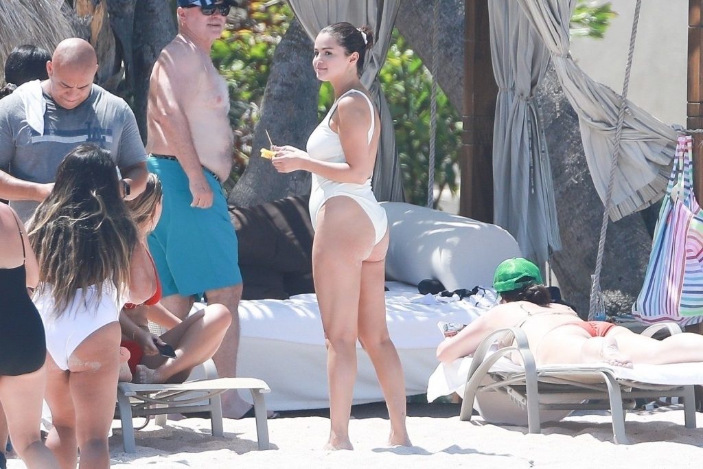 Selena Gomez Flashes Her Meaty Booty in a One-Piece Swimsuit gallery, pic 38