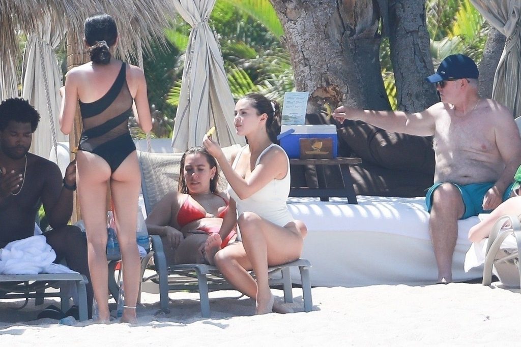 Selena Gomez Flashes Her Meaty Booty in a One-Piece Swimsuit gallery, pic 46