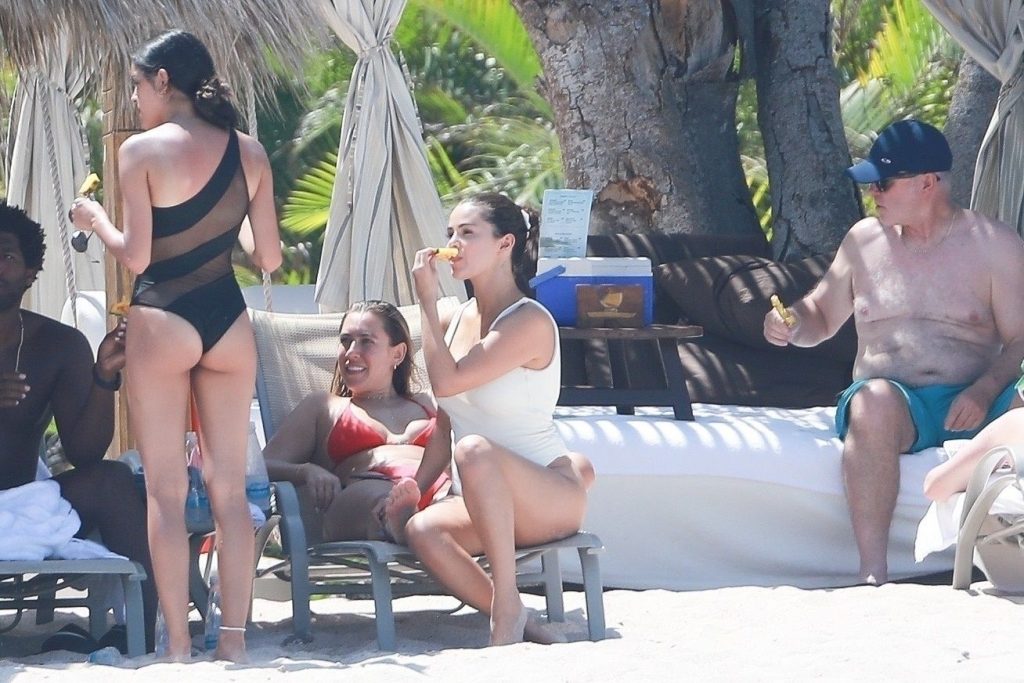 Selena Gomez Flashes Her Meaty Booty in a One-Piece Swimsuit gallery, pic 48