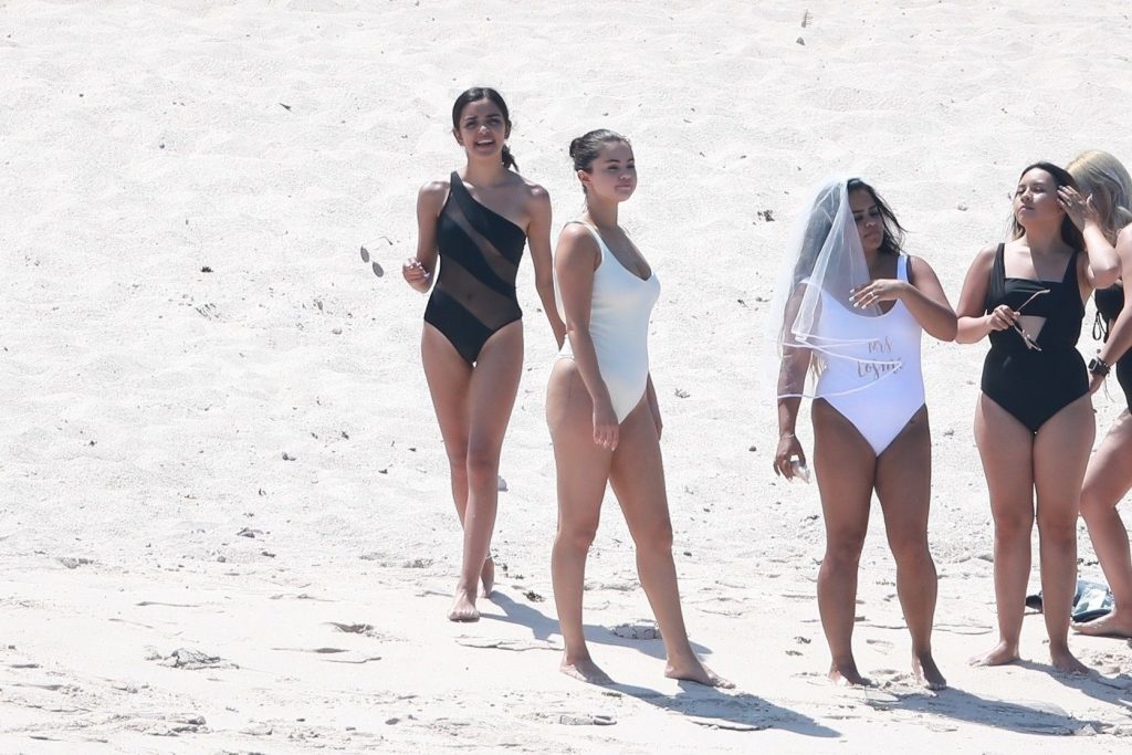 Selena Gomez Flashes Her Meaty Booty in a One-Piece Swimsuit gallery, pic 54