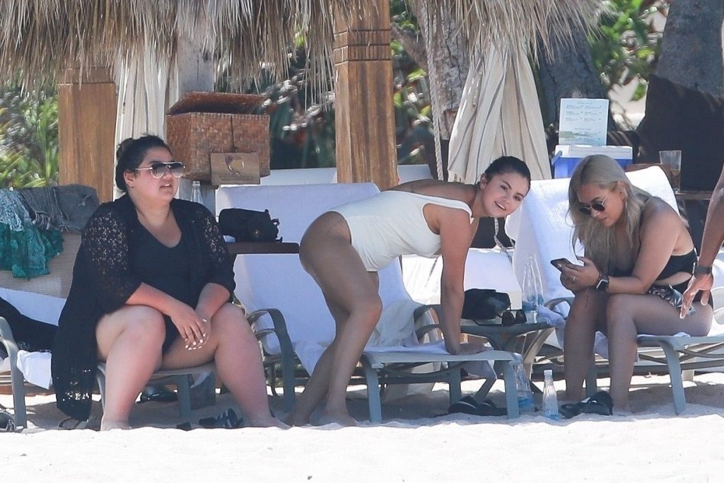 Selena Gomez Flashes Her Meaty Booty in a One-Piece Swimsuit gallery, pic 72