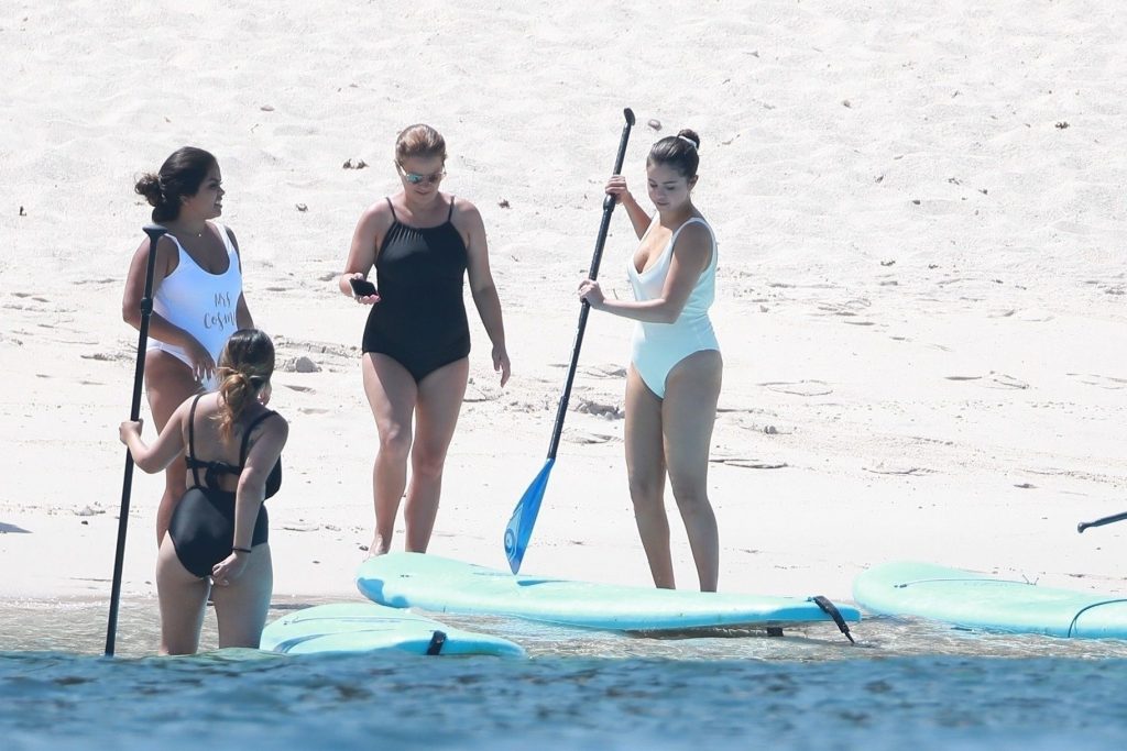 Selena Gomez Flashes Her Meaty Booty in a One-Piece Swimsuit gallery, pic 92