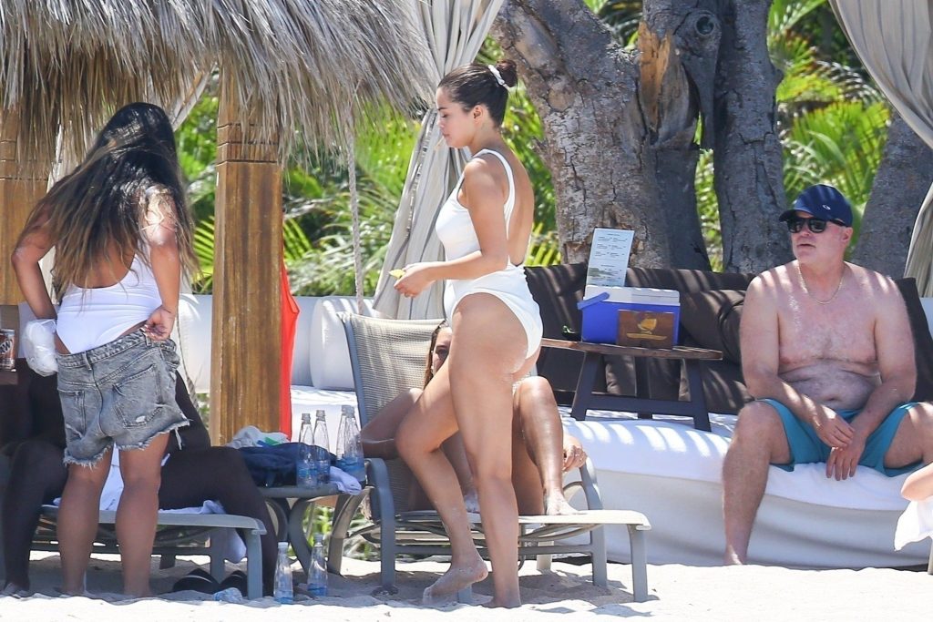 Selena Gomez Flashes Her Meaty Booty in a One-Piece Swimsuit gallery, pic 154