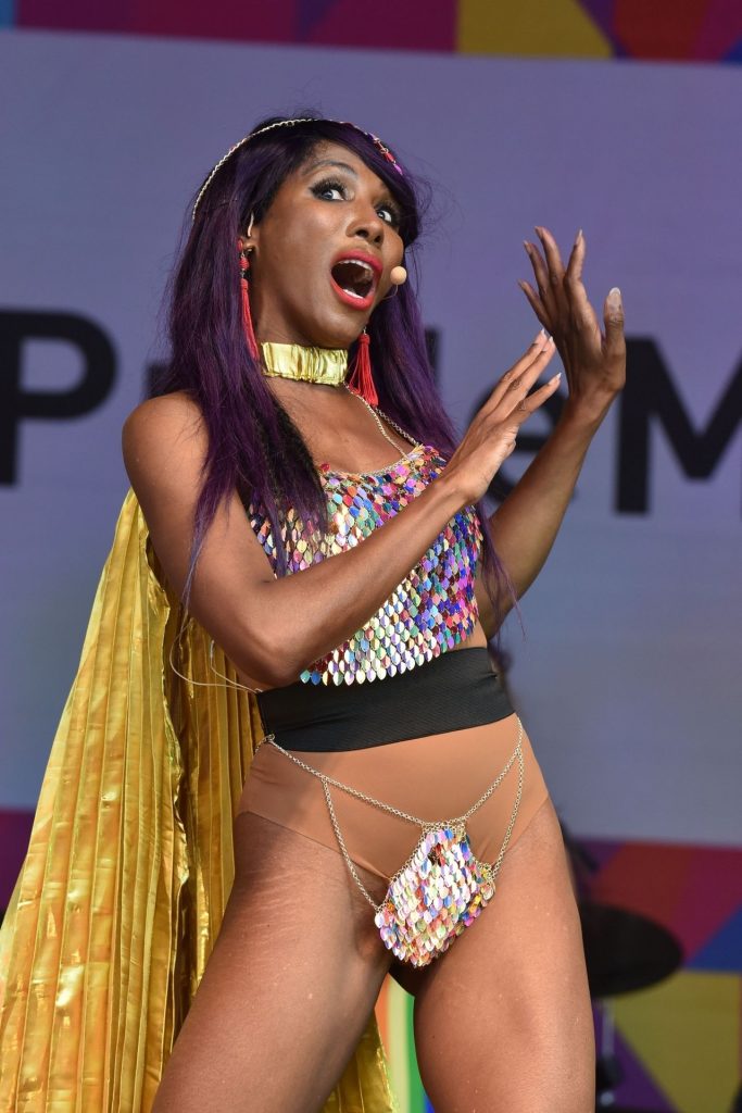 MILF Singer Sinitta Shows Way Too Much in a Bizarre Outfit gallery, pic 2