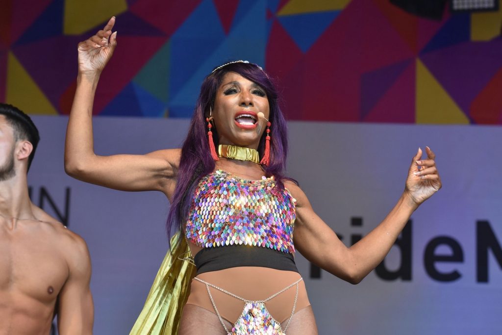 MILF Singer Sinitta Shows Way Too Much in a Bizarre Outfit gallery, pic 26