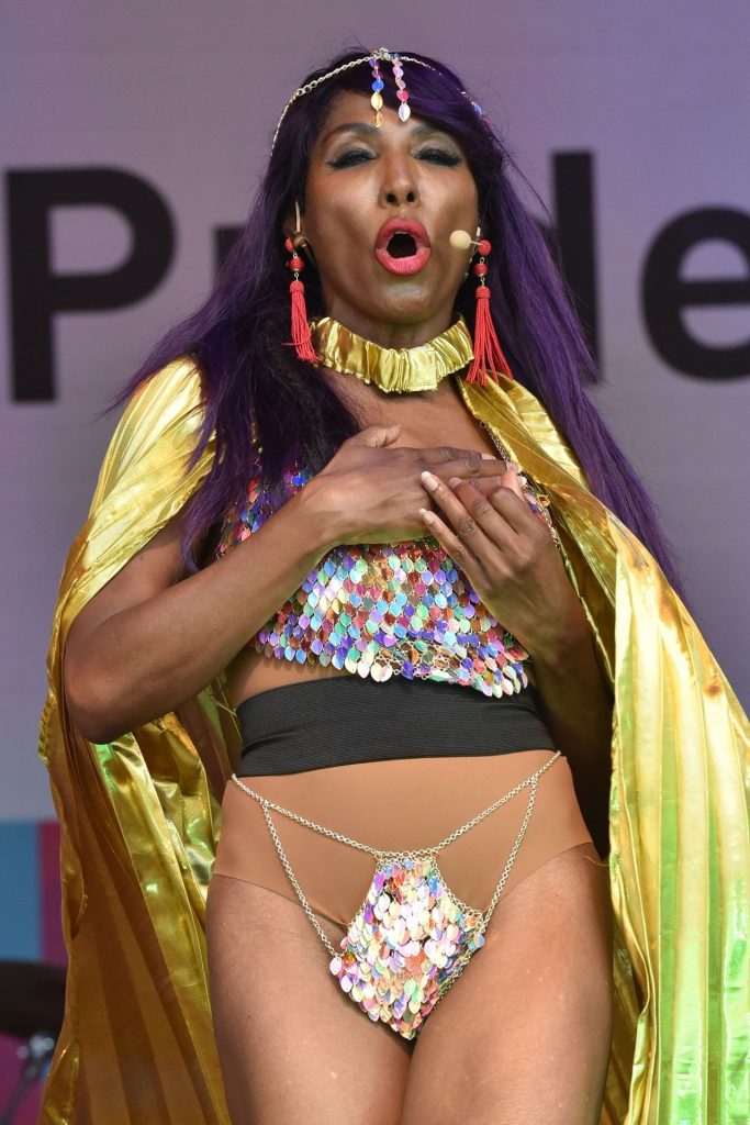 MILF Singer Sinitta Shows Way Too Much in a Bizarre Outfit gallery, pic 54