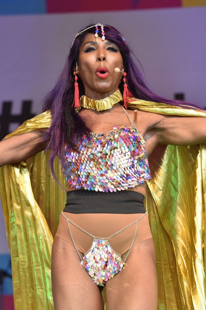 MILF Singer Sinitta Shows Way Too Much in a Bizarre Outfit gallery, pic 56