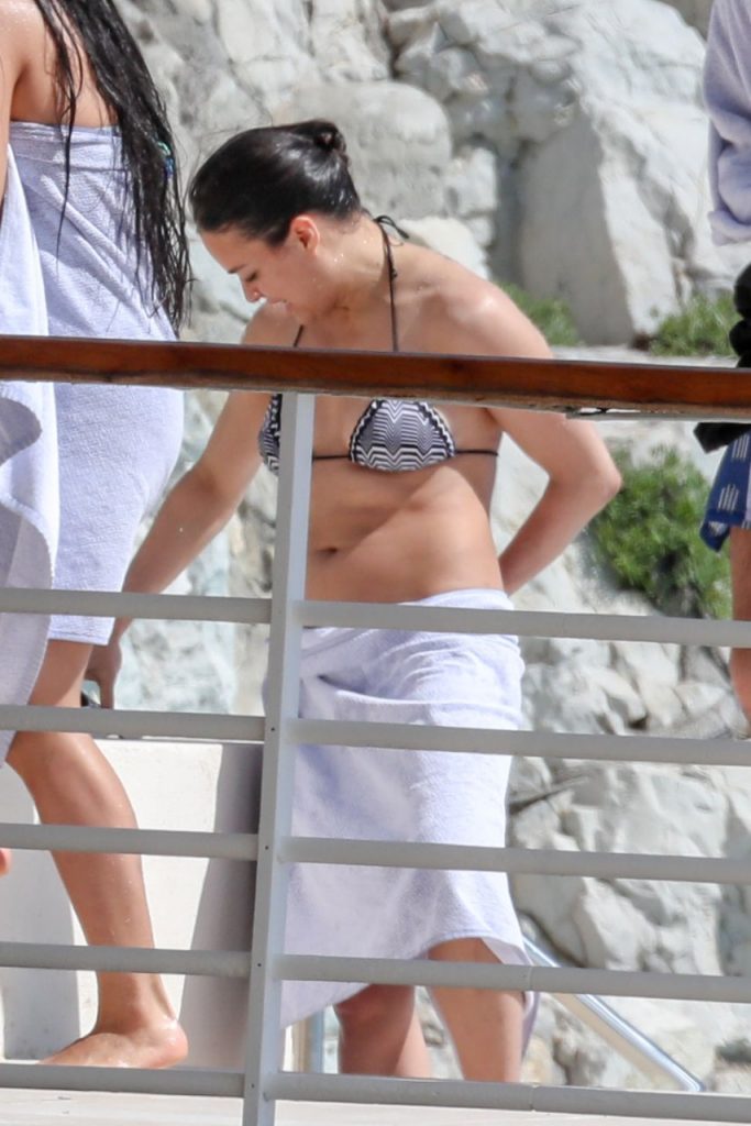 Toned Beauty Michelle Rodriguez Displaying Her Bikini Body gallery, pic 192