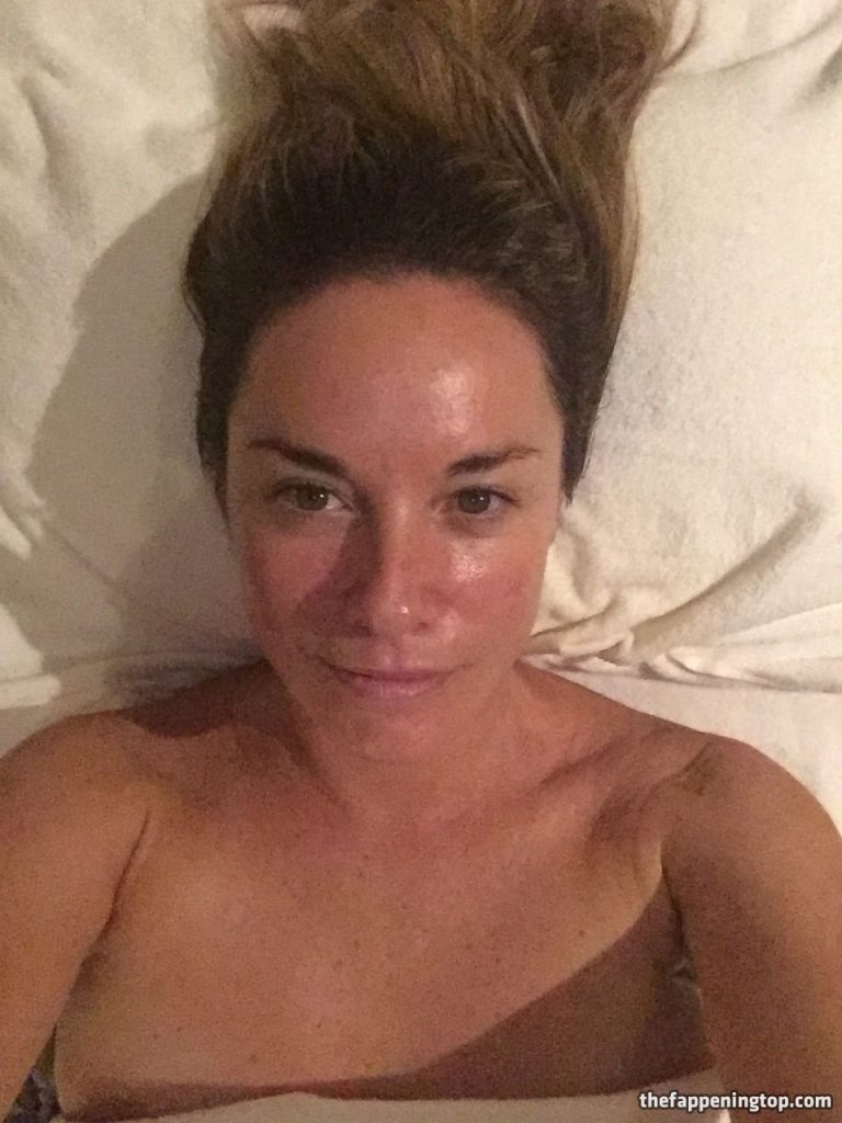 Tamzin Outhwaite Sunbathing Topless and Posing Totally Naked gallery, pic 6