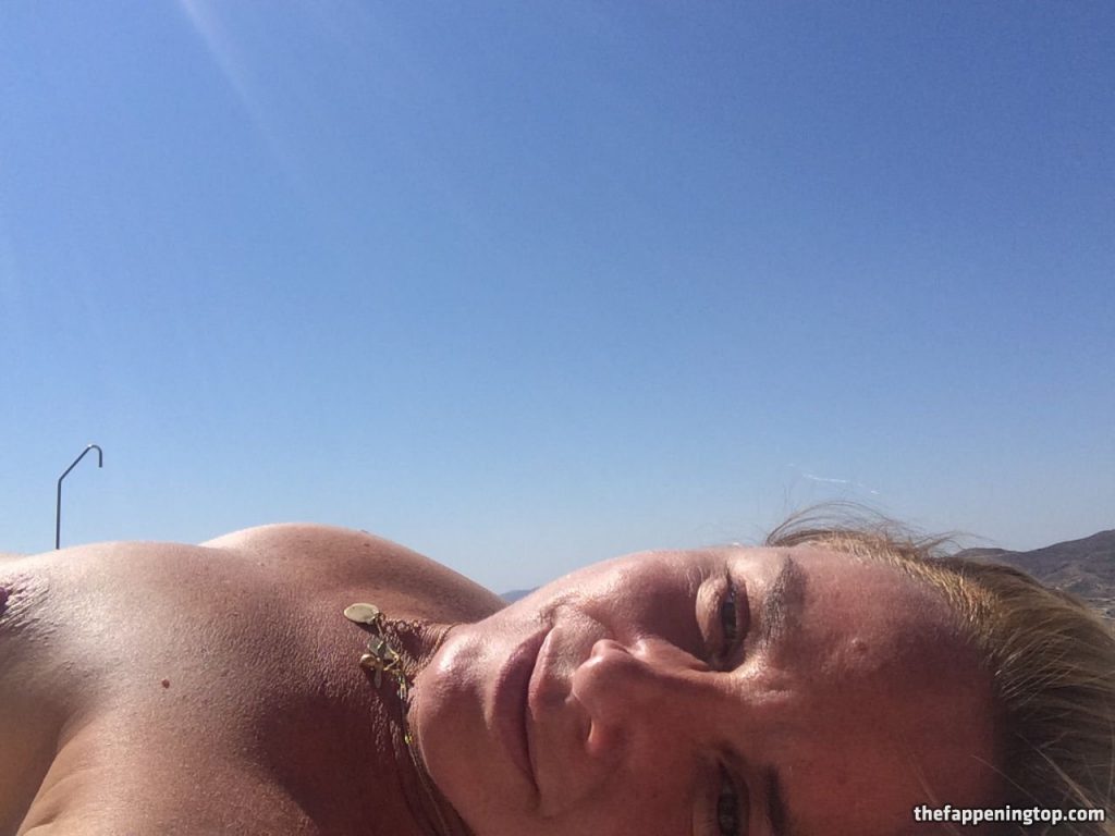 Tamzin Outhwaite Sunbathing Topless and Posing Totally Naked gallery, pic 10