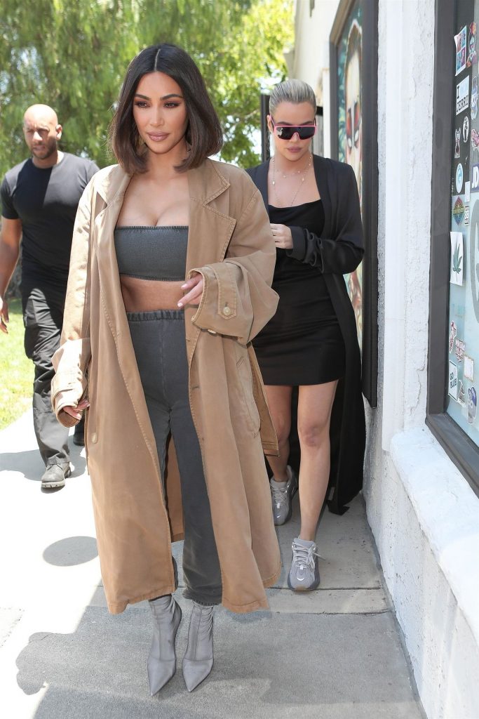 Kinky Kim Kardashian Shows Her Ample Cleavage in a Crop Top gallery, pic 38