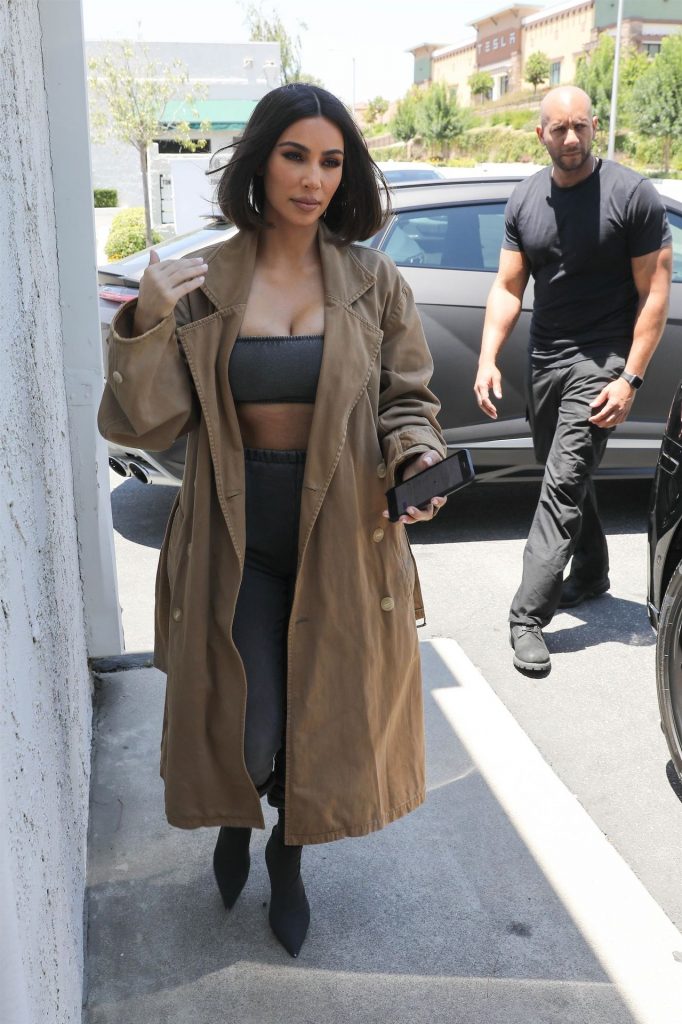 Kinky Kim Kardashian Shows Her Ample Cleavage in a Crop Top gallery, pic 6