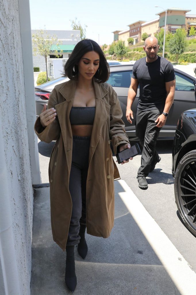Kinky Kim Kardashian Shows Her Ample Cleavage in a Crop Top gallery, pic 66