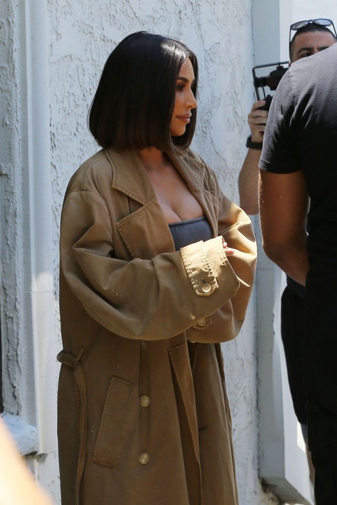Kinky Kim Kardashian Shows Her Ample Cleavage in a Crop Top gallery, pic 18