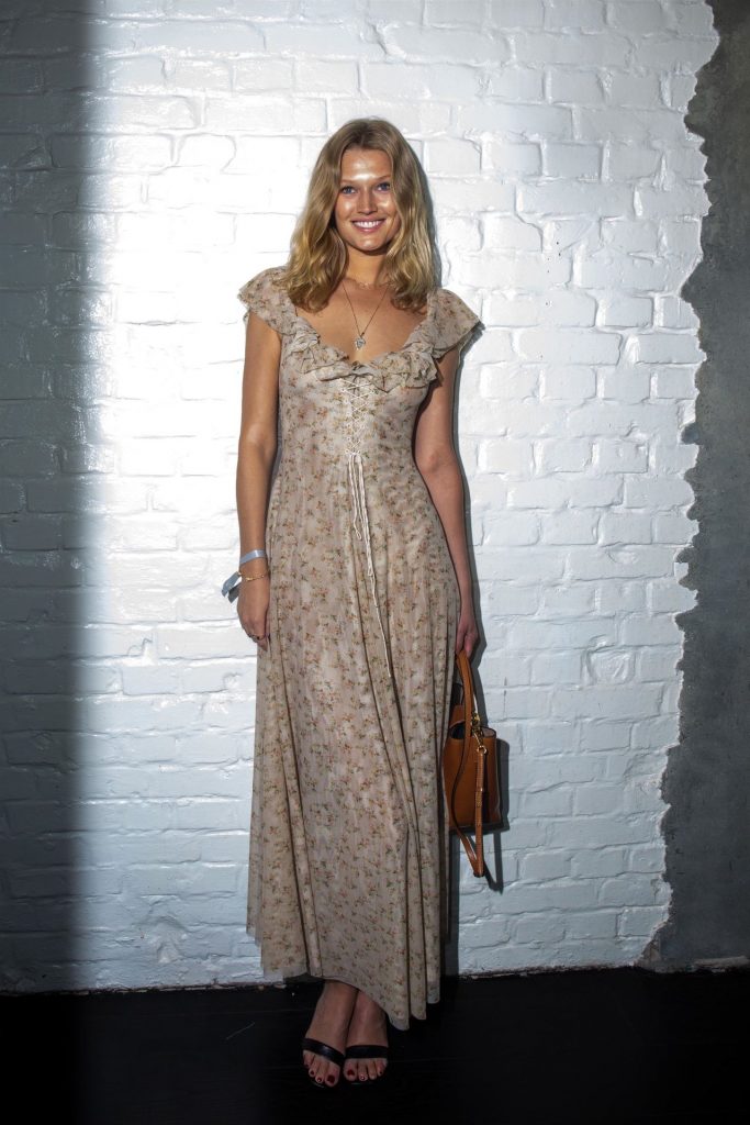 Toni Garrn Looks Impressive in a Modest Dress  gallery, pic 22
