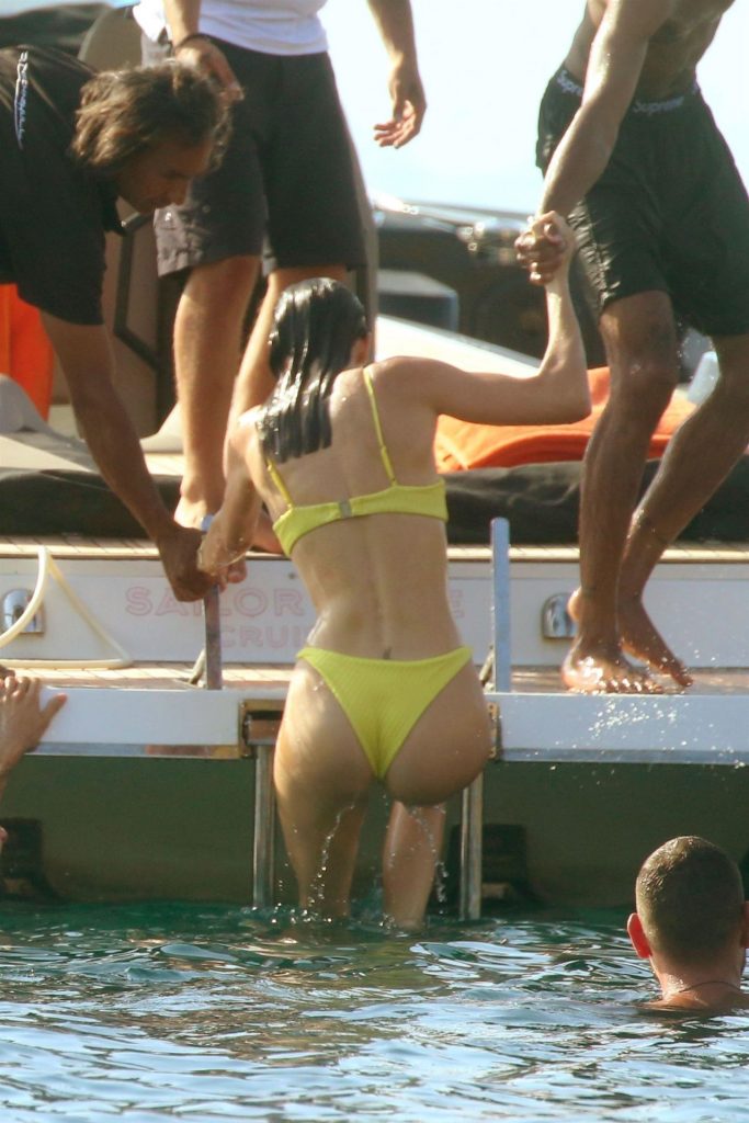 It Girl Kendall Jenner Shows Her Tight Body in a Bikini gallery, pic 218
