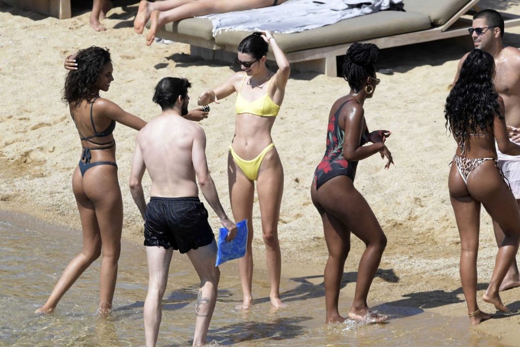 It Girl Kendall Jenner Shows Her Tight Body in a Bikini gallery, pic 24
