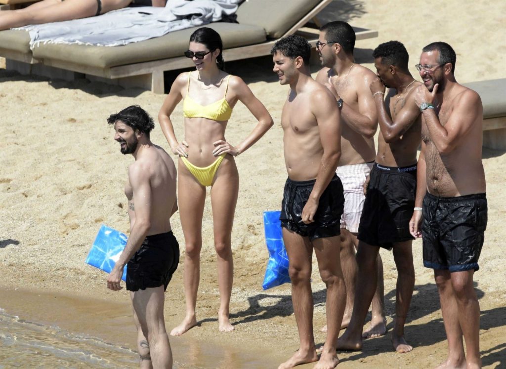 It Girl Kendall Jenner Shows Her Tight Body in a Bikini gallery, pic 26