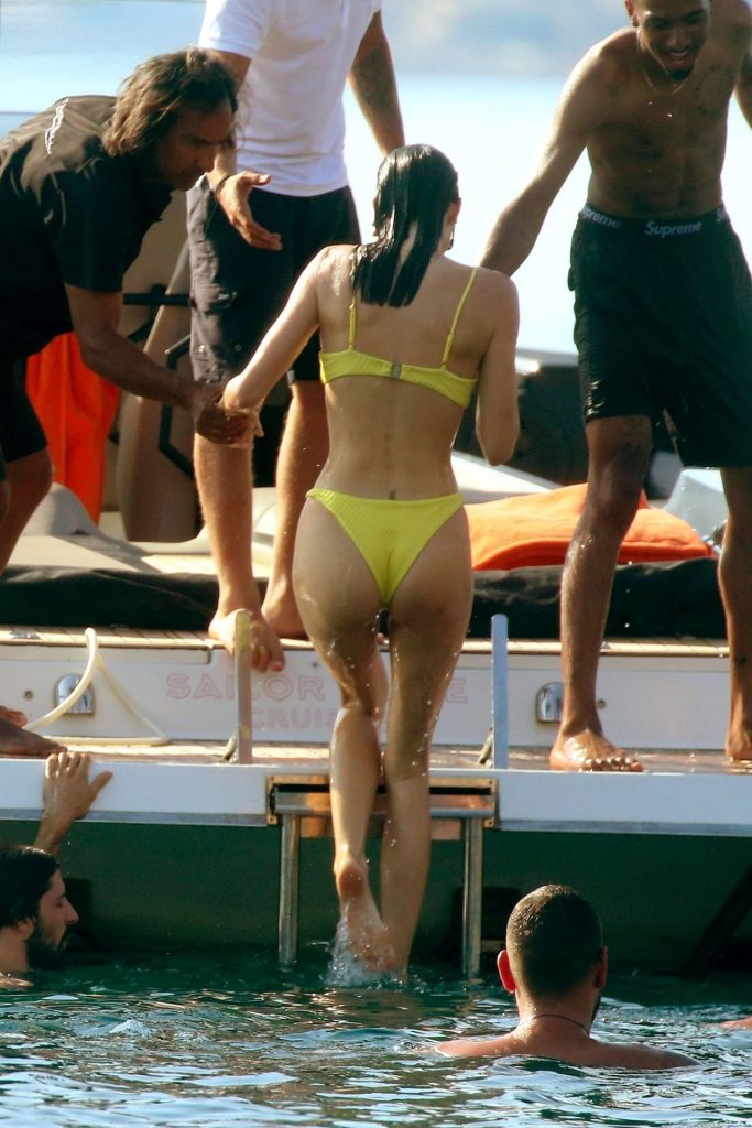 It Girl Kendall Jenner Shows Her Tight Body in a Bikini gallery, pic 264