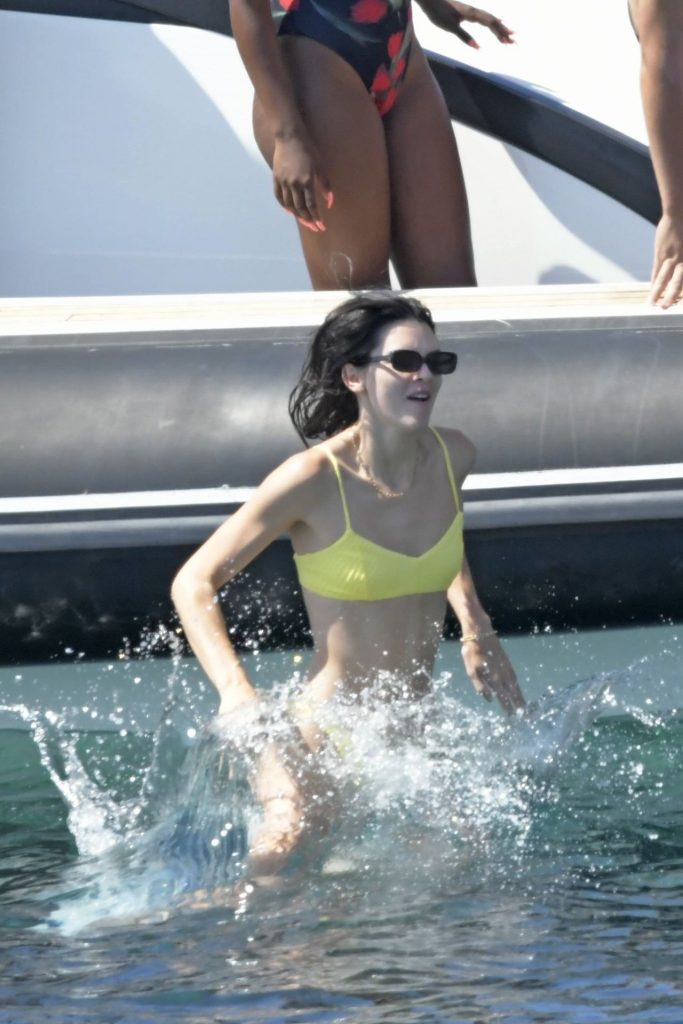 It Girl Kendall Jenner Shows Her Tight Body in a Bikini gallery, pic 32