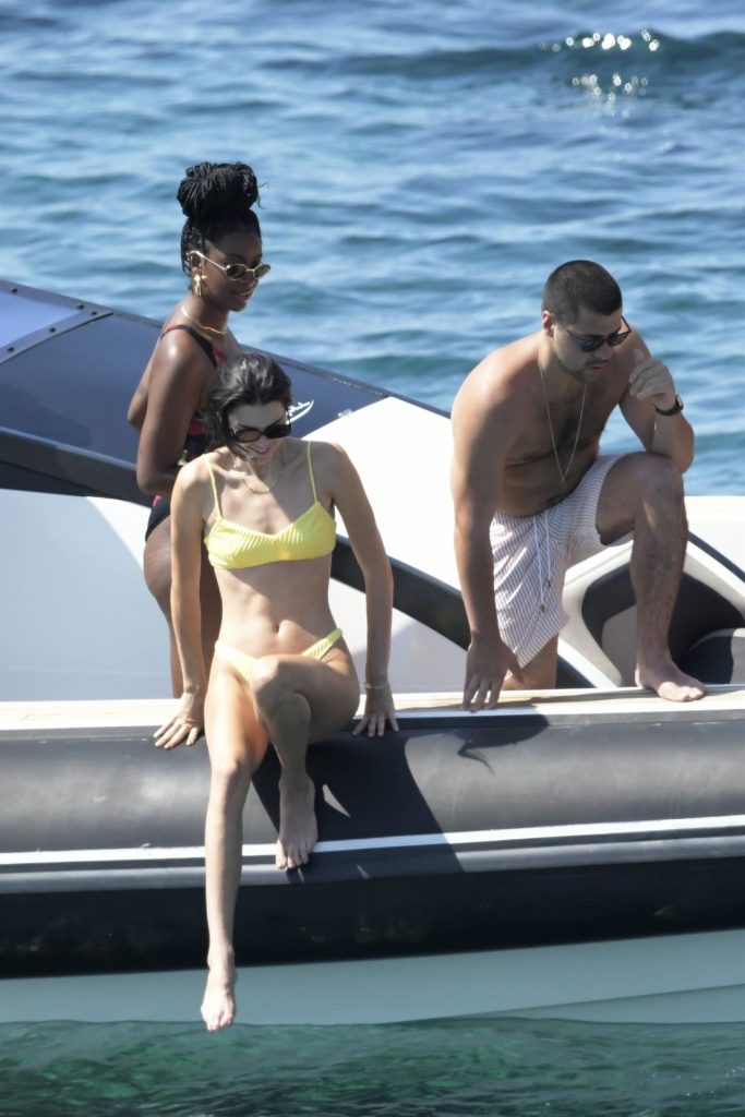 It Girl Kendall Jenner Shows Her Tight Body in a Bikini gallery, pic 34