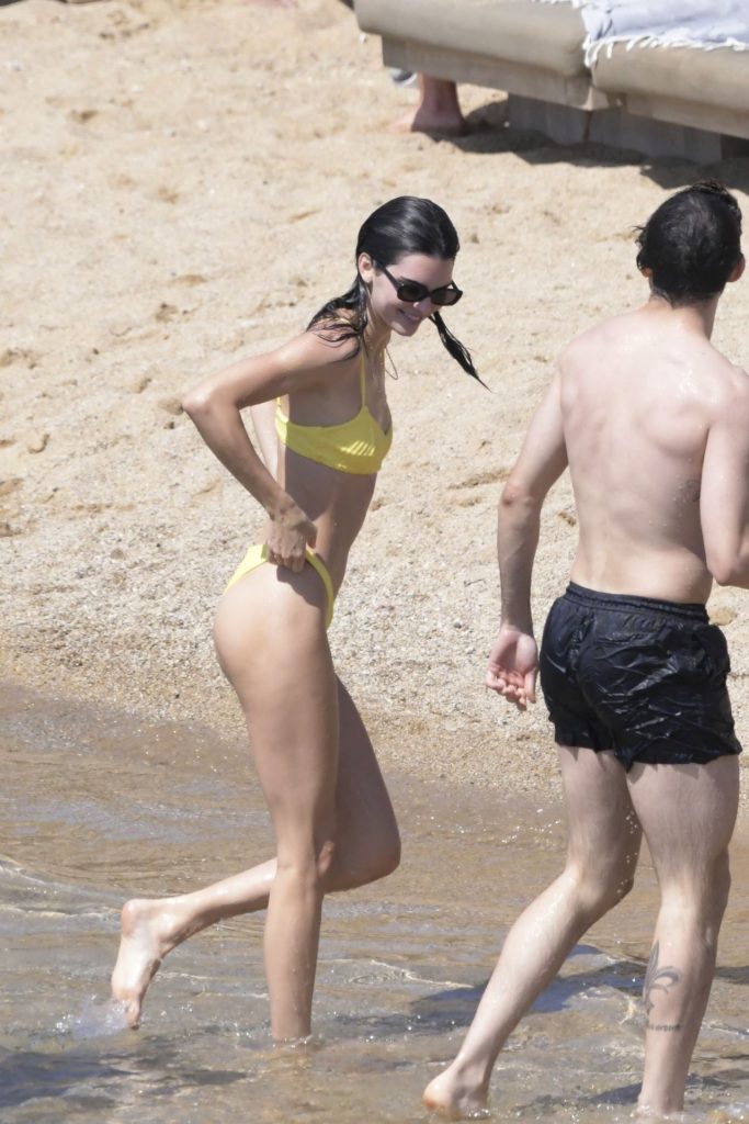 It Girl Kendall Jenner Shows Her Tight Body in a Bikini gallery, pic 6